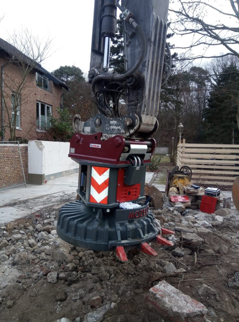 Abbruchmagnet Hydraulikmagnet Magnet mit Zahnen mit einem Schnellwechsel von OilQuick Mozelt