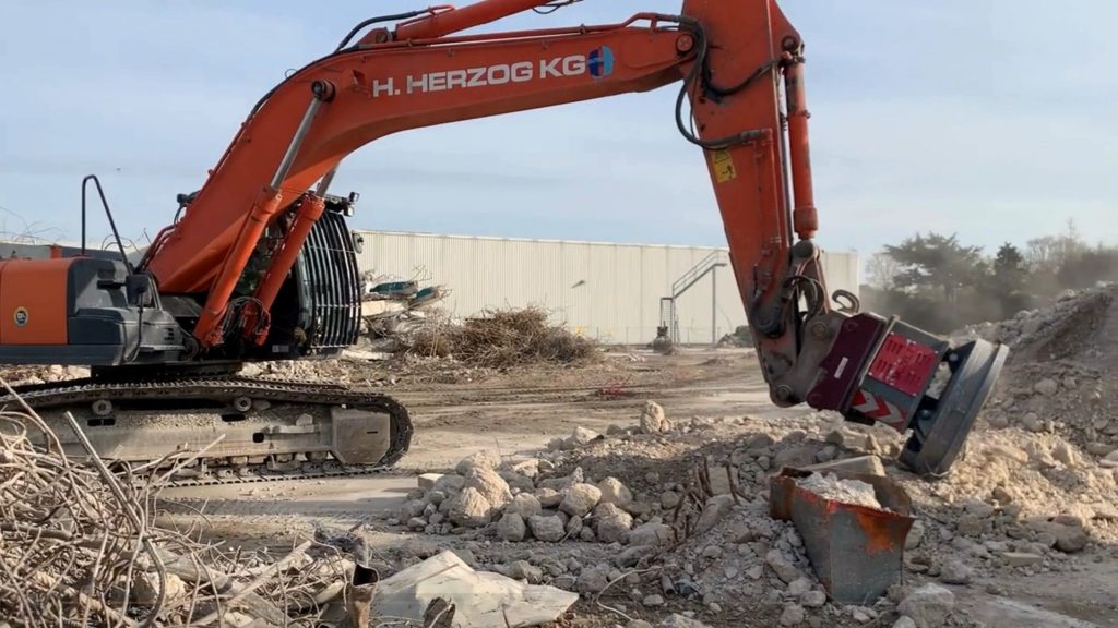 Hydraulikmagnet sortiert im Abbruch