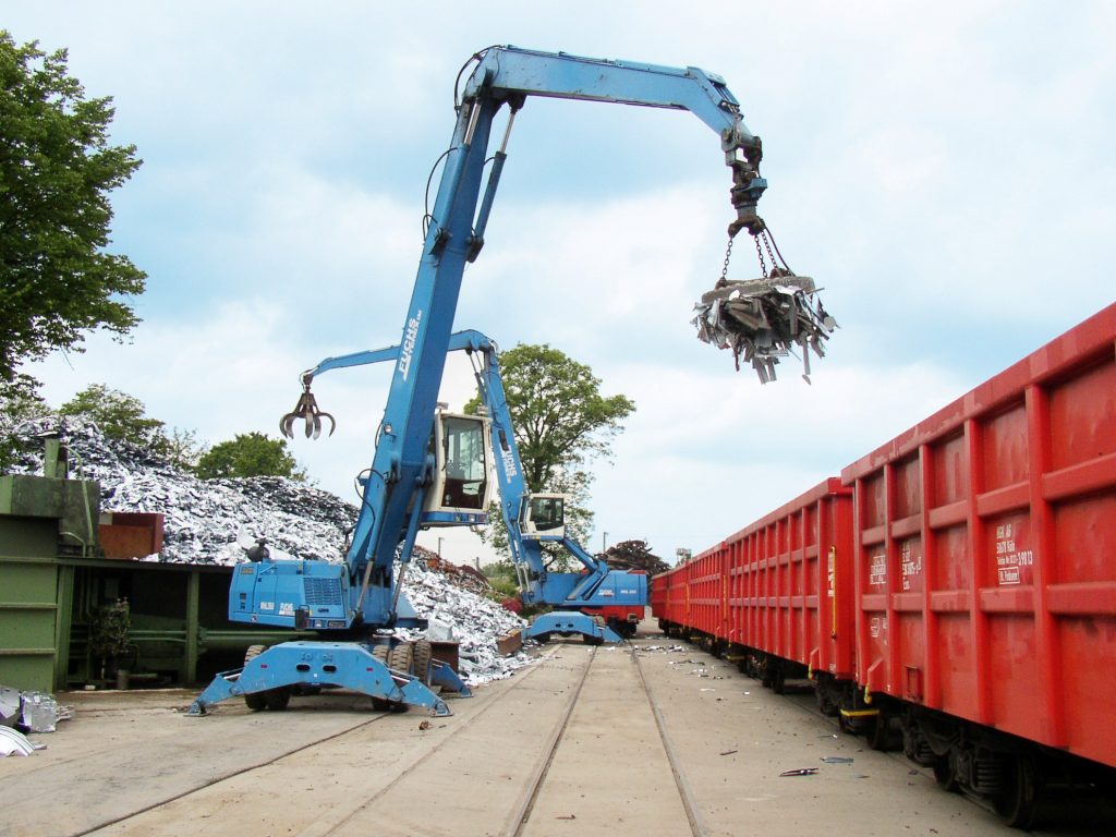 Fuchs Bagger mit Lasthebemagnet beim Materialumschlag